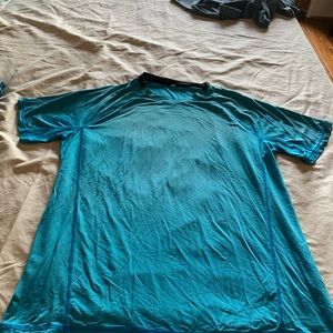 Men’s short sleeve turquoise workout shirt. Size XL